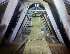 Zateplení stropu rodinného domu pomocí foukané izolace